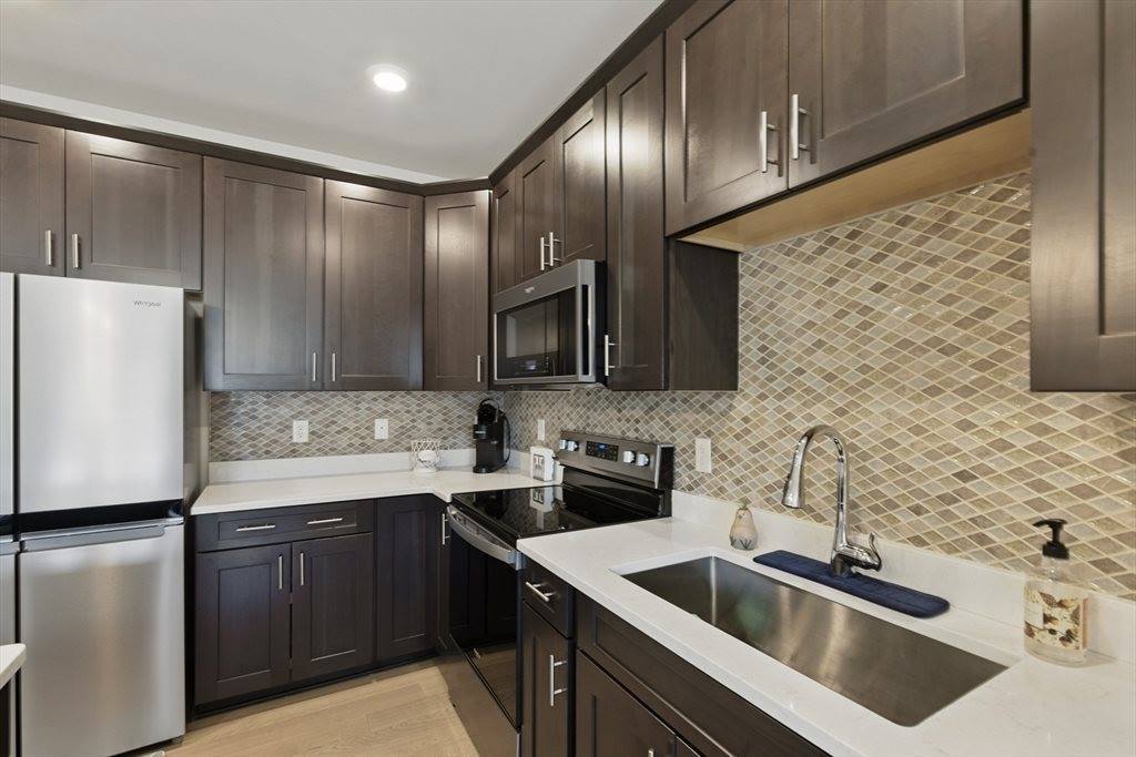 3303 Pennington Dr, Walpole, MA 02081