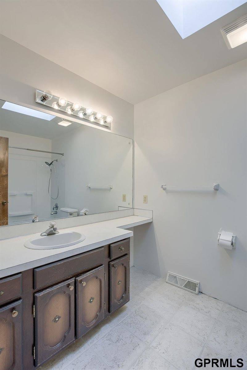 10224 M Street, Omaha, NE 68127