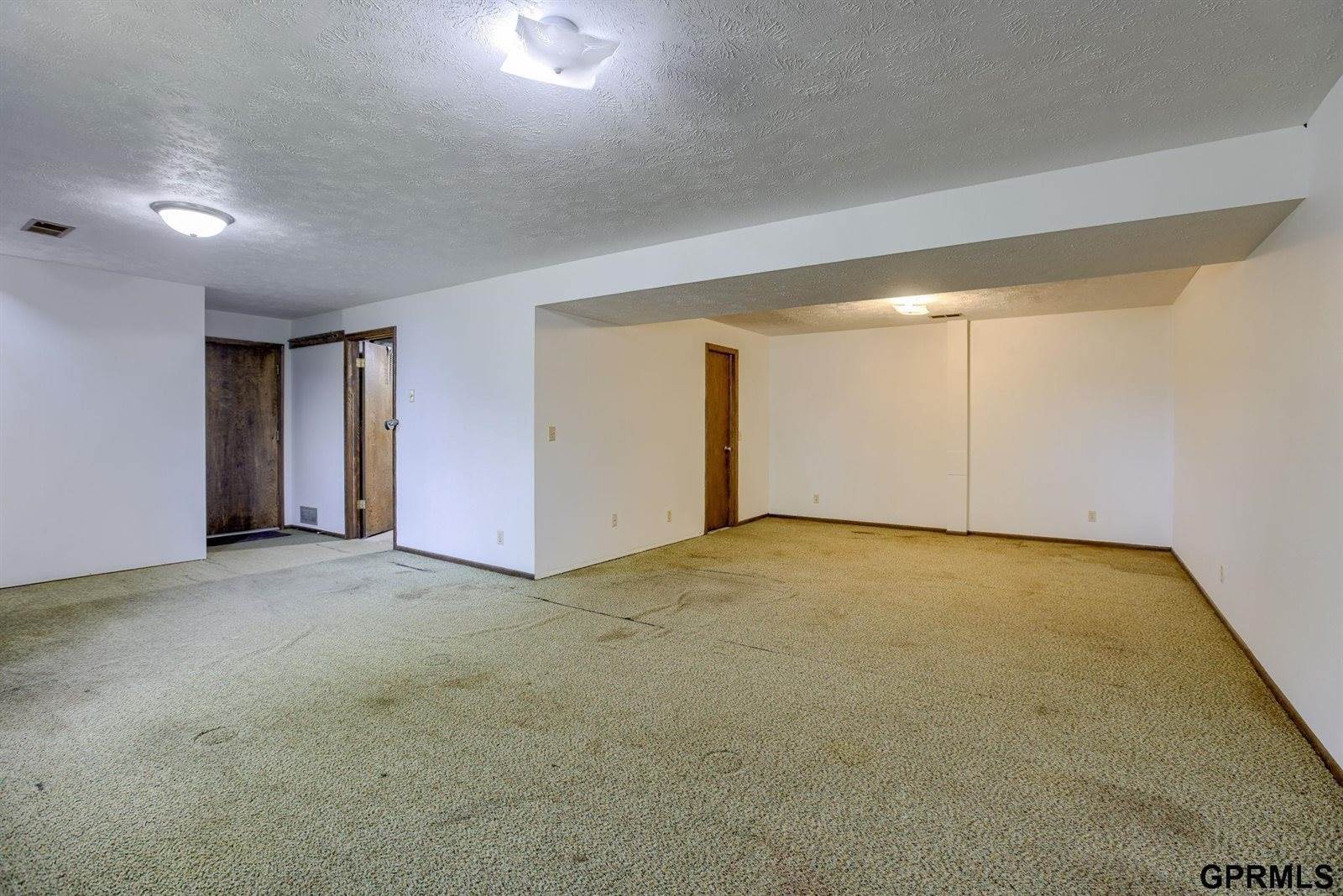 10224 M Street, Omaha, NE 68127