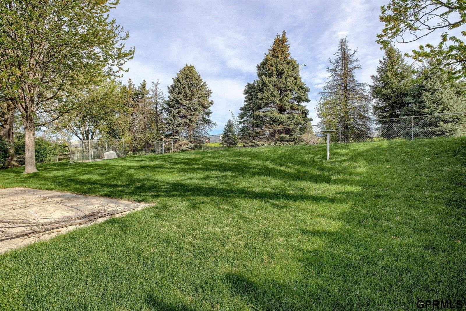 10224 M Street, Omaha, NE 68127