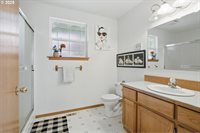 1775 NW 8th St, McMinnville, OR 97128