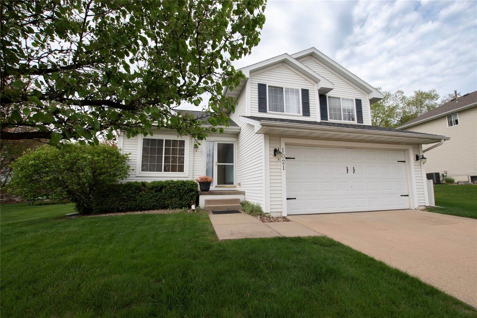 1021 Ridgewood Court, West Des Moines, IA 50265