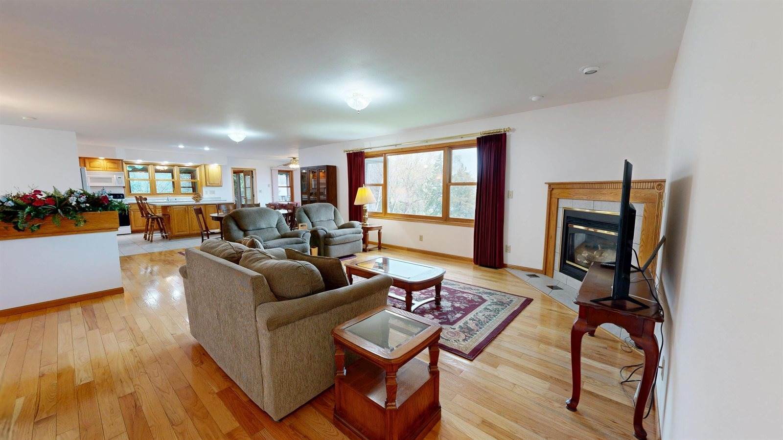 302 Hickory Rd, Genoa, WI 54632