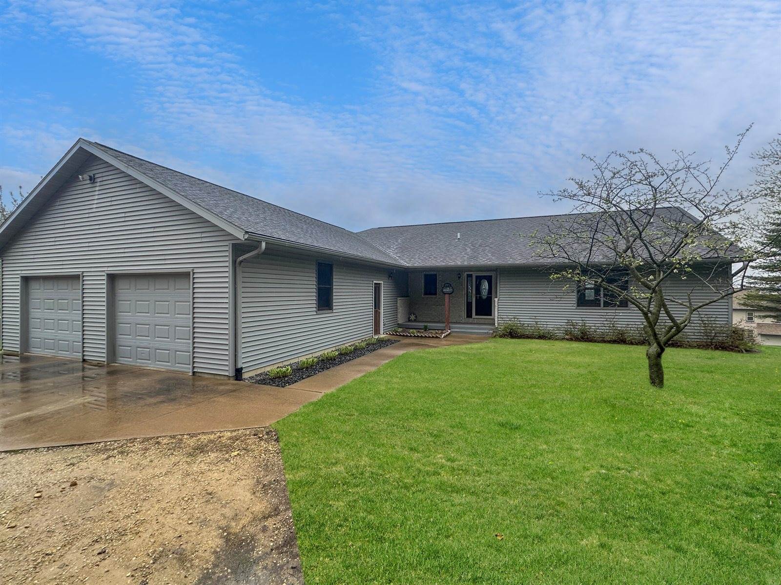 302 Hickory Rd, Genoa, WI 54632