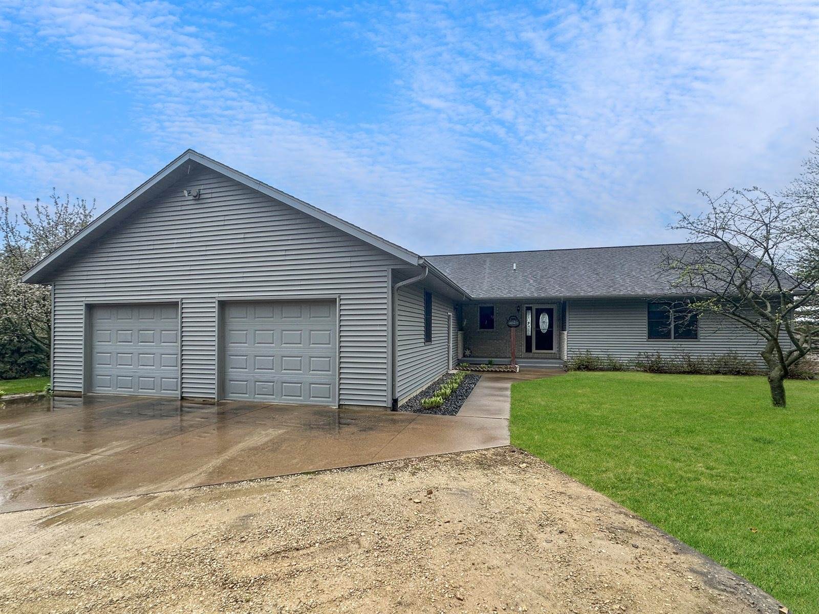 302 Hickory Rd, Genoa, WI 54632