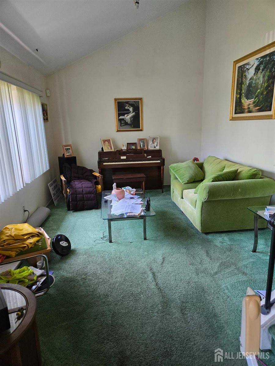 42 Hyde Avenue, Iselin, NJ 08830