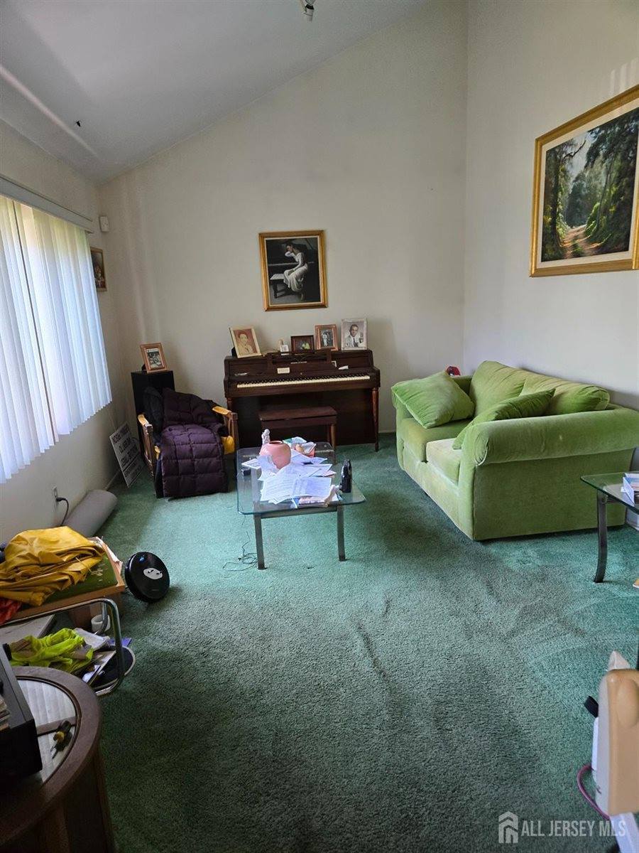 42 Hyde Avenue, Iselin, NJ 08830