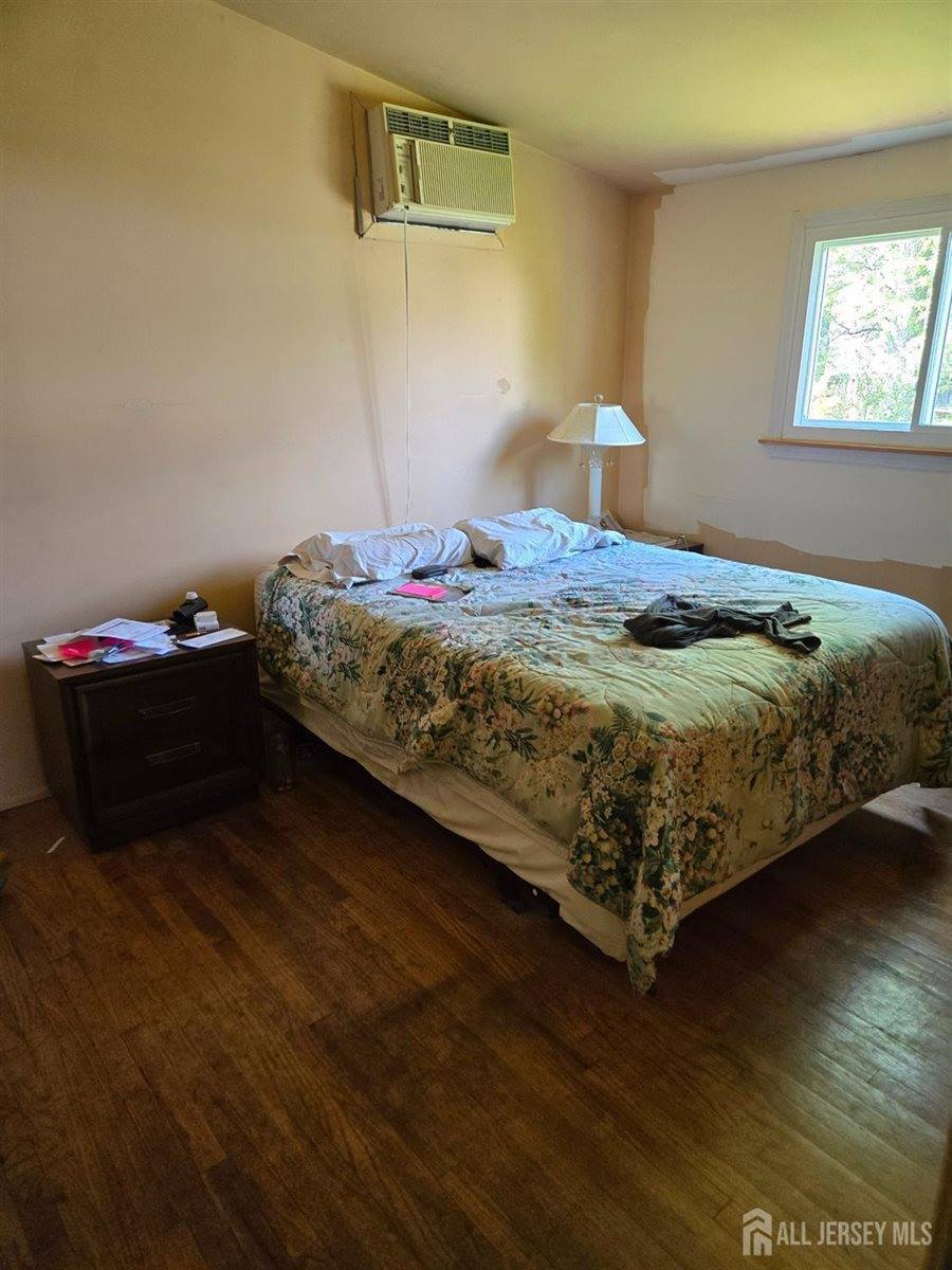 42 Hyde Avenue, Iselin, NJ 08830