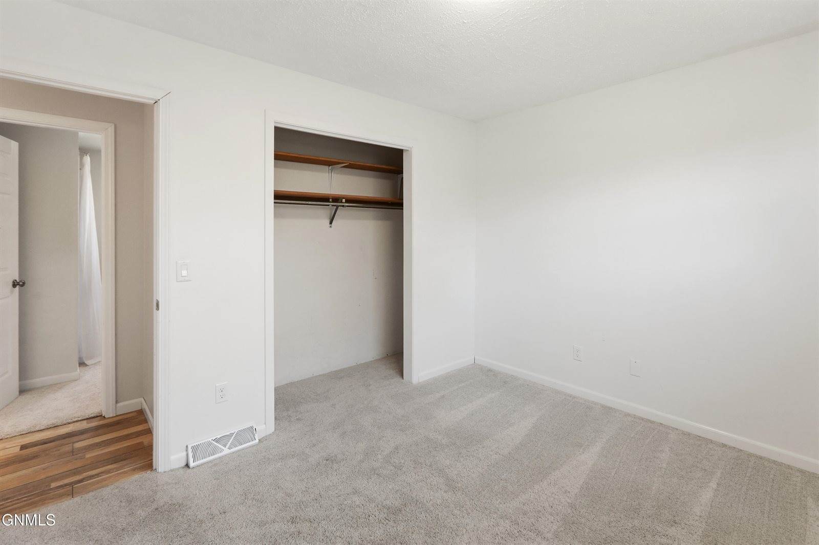 2213 University Avenue, Williston, ND 58801