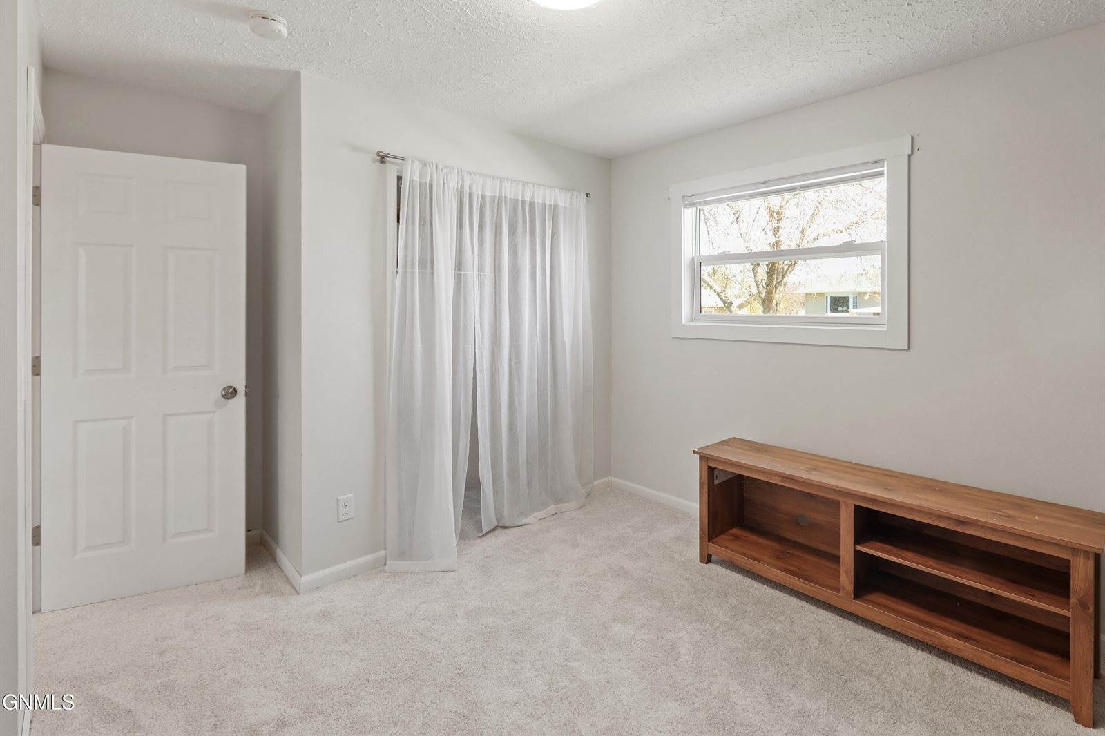 2213 University Avenue, Williston, ND 58801