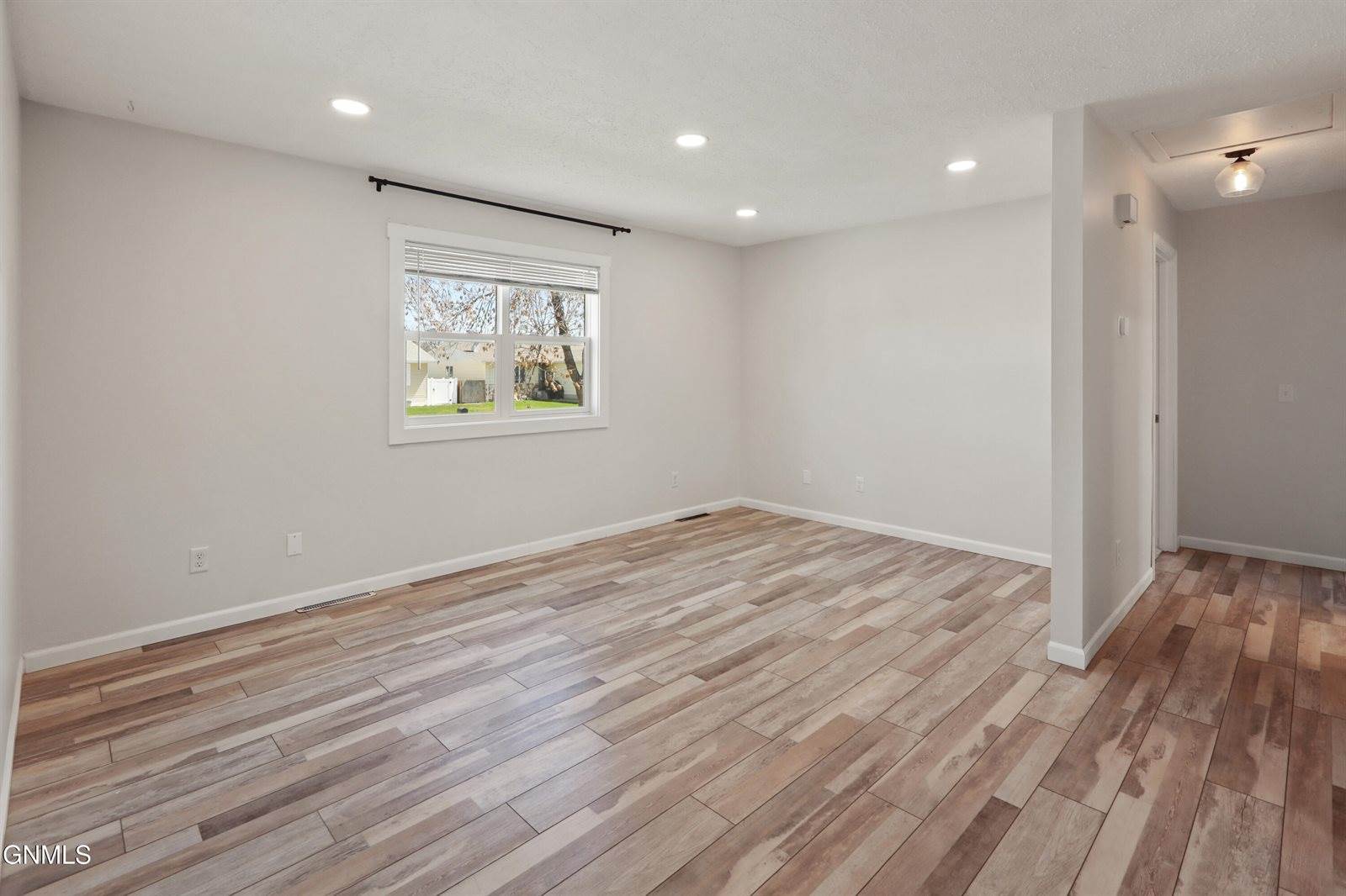 2213 University Avenue, Williston, ND 58801