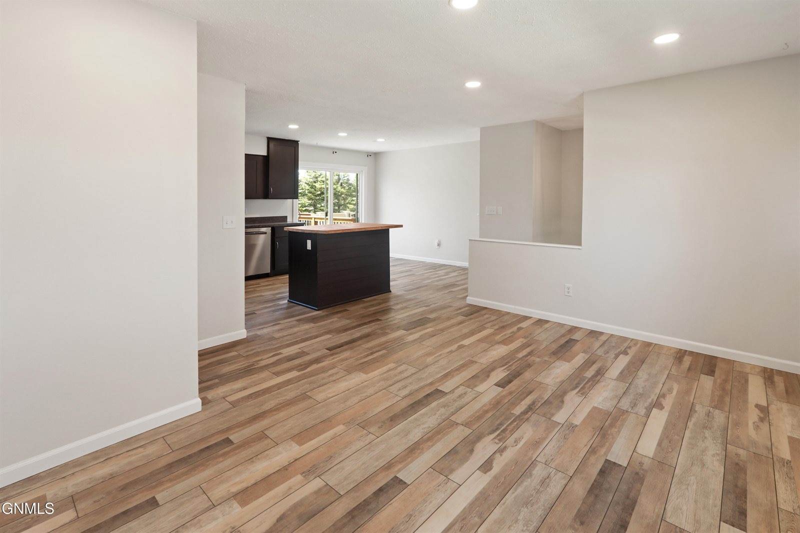 2213 University Avenue, Williston, ND 58801