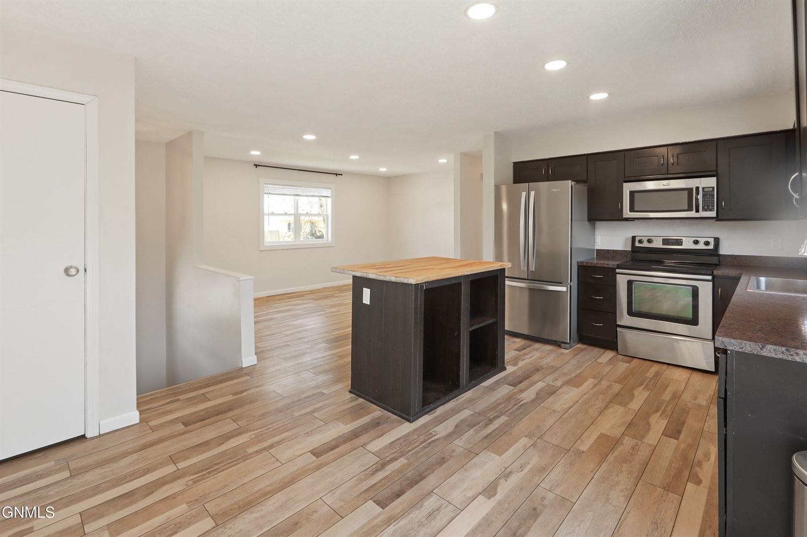 2213 University Avenue, Williston, ND 58801