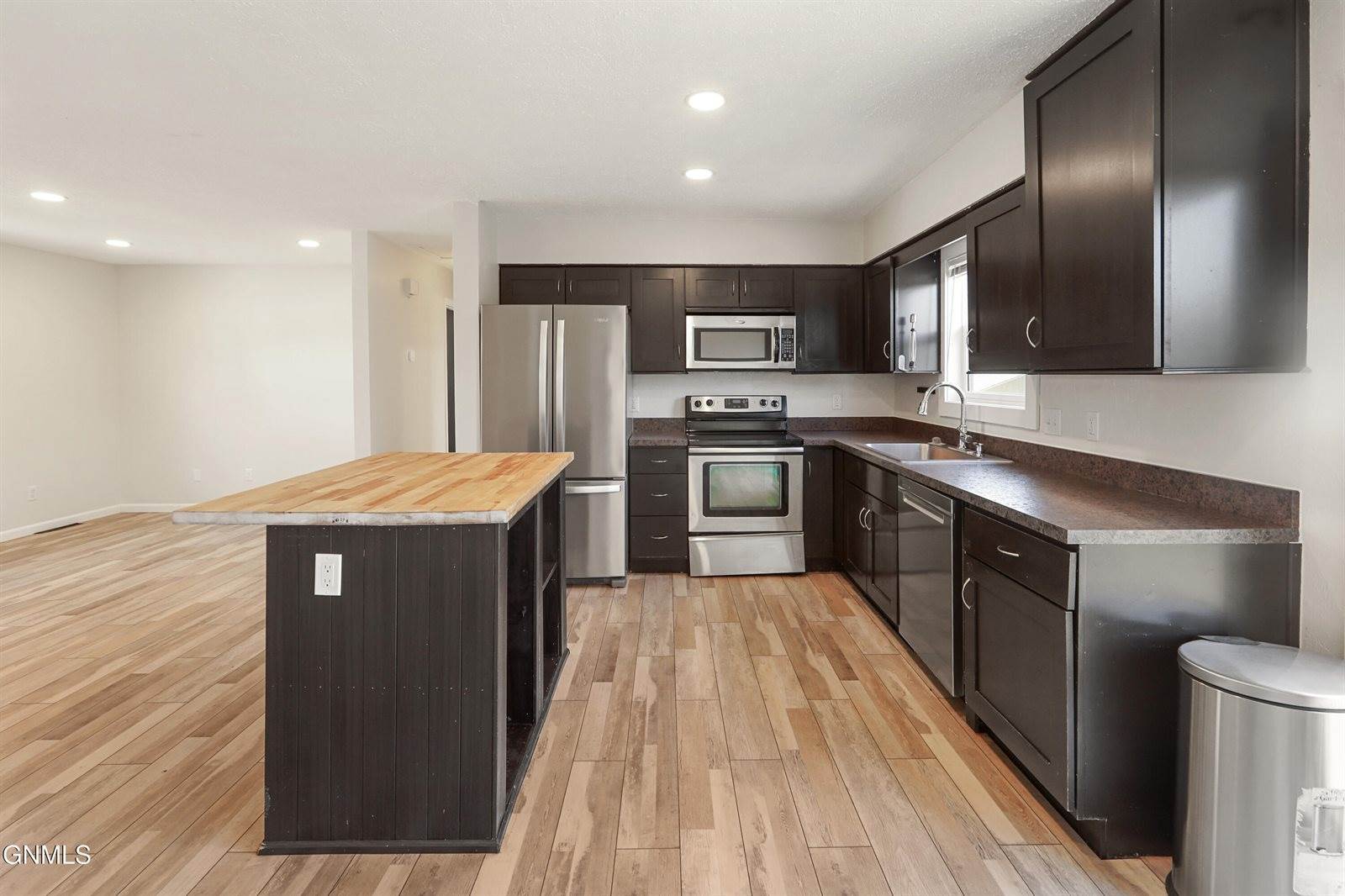 2213 University Avenue, Williston, ND 58801