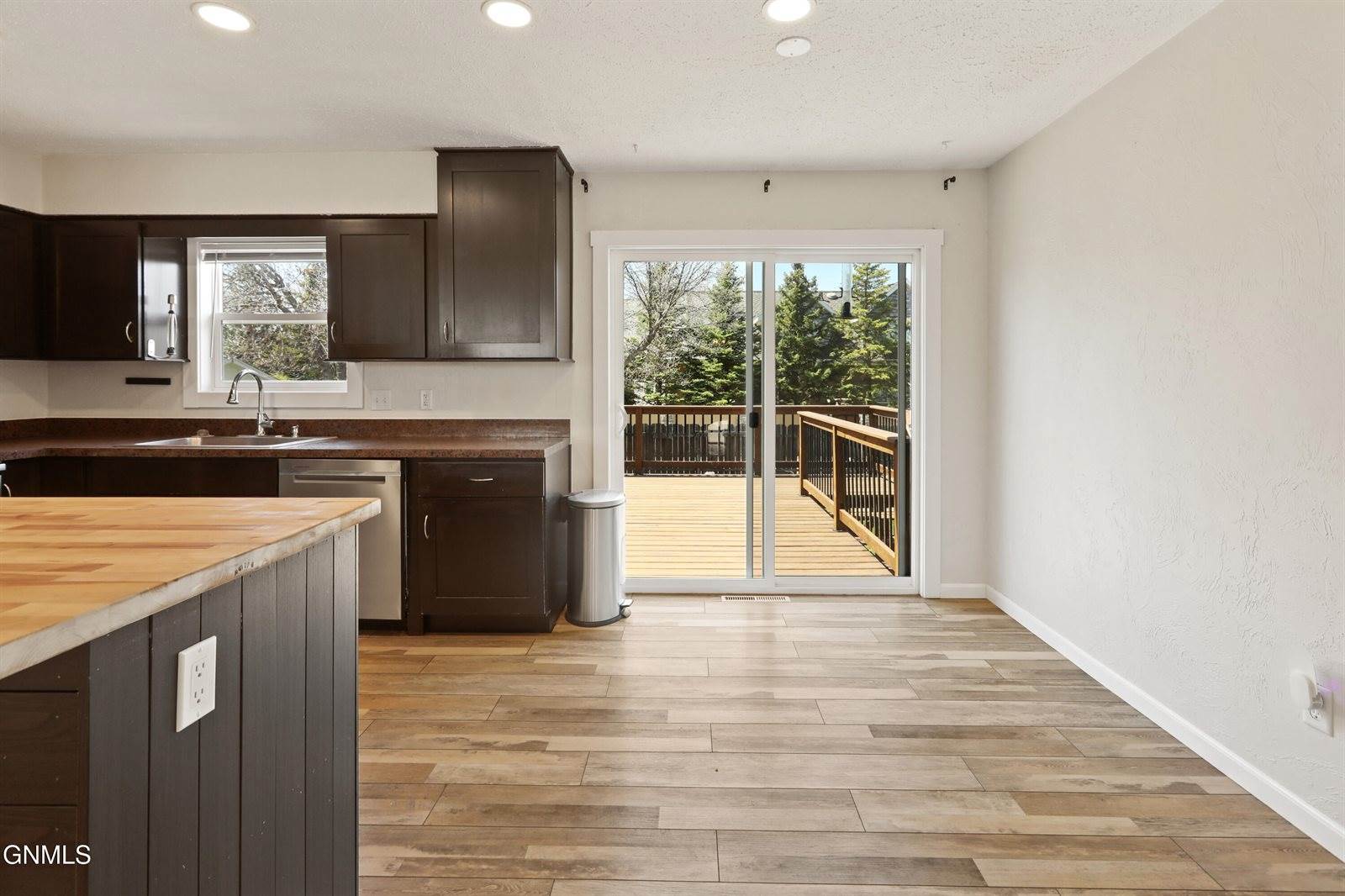 2213 University Avenue, Williston, ND 58801