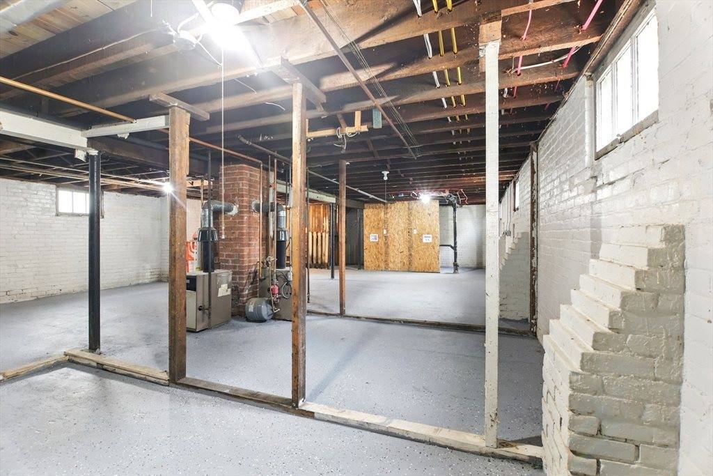 85 Charles St, Chicopee, MA 01020