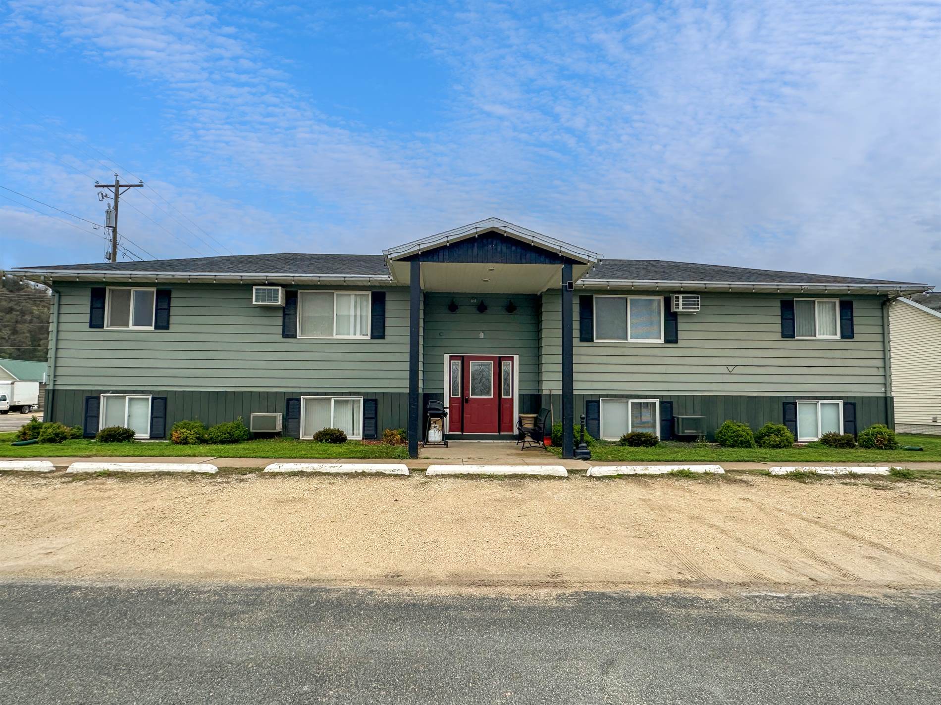 205 NE 1st St, New Albin, IA 52160