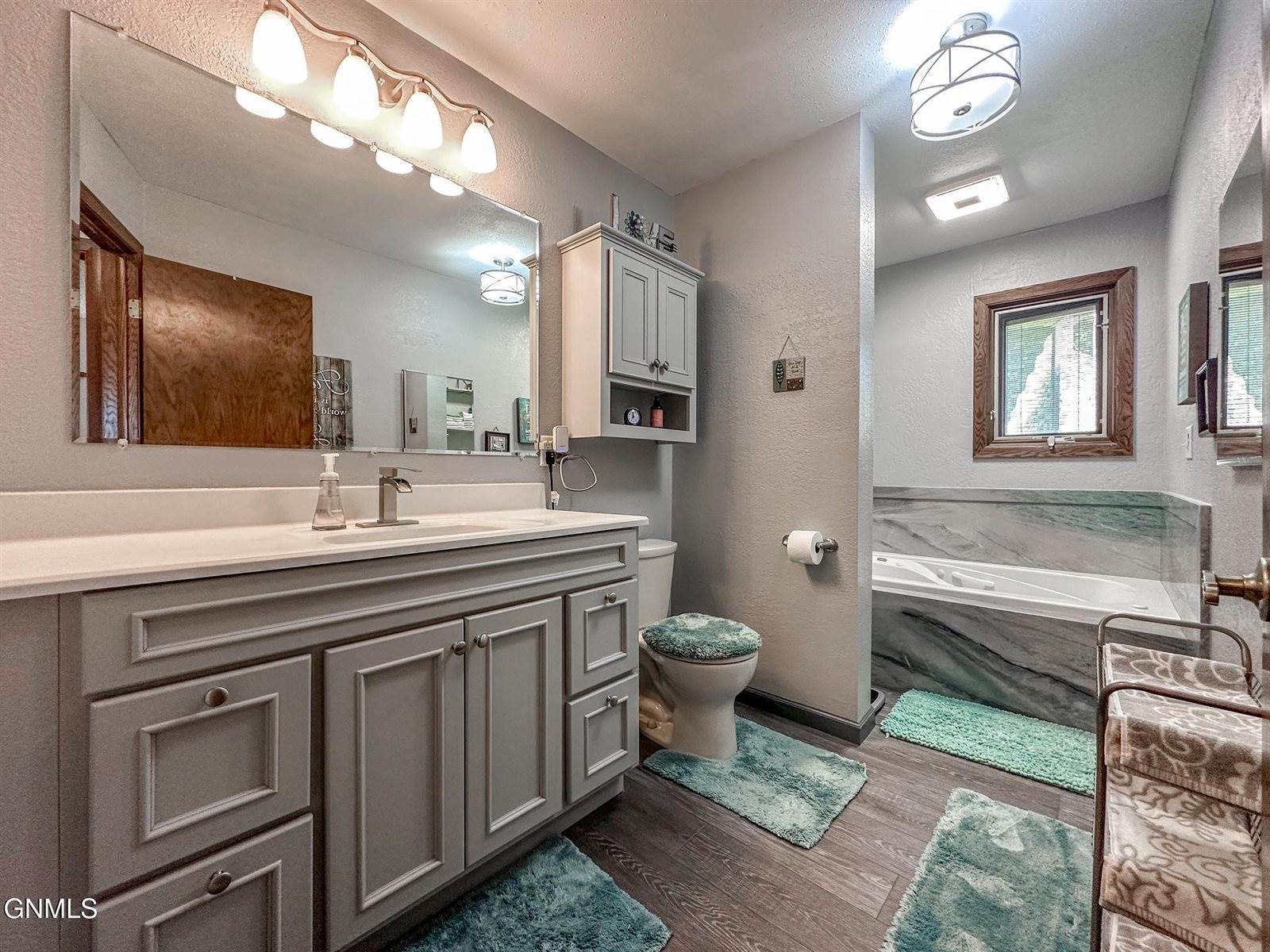 3064 Ontario Lane, Bismarck, ND 58503