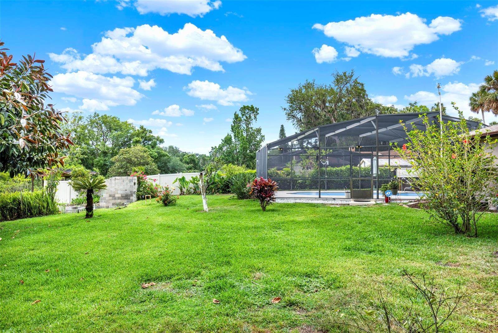 28136 Tammi Drive, Tavares, FL 32778