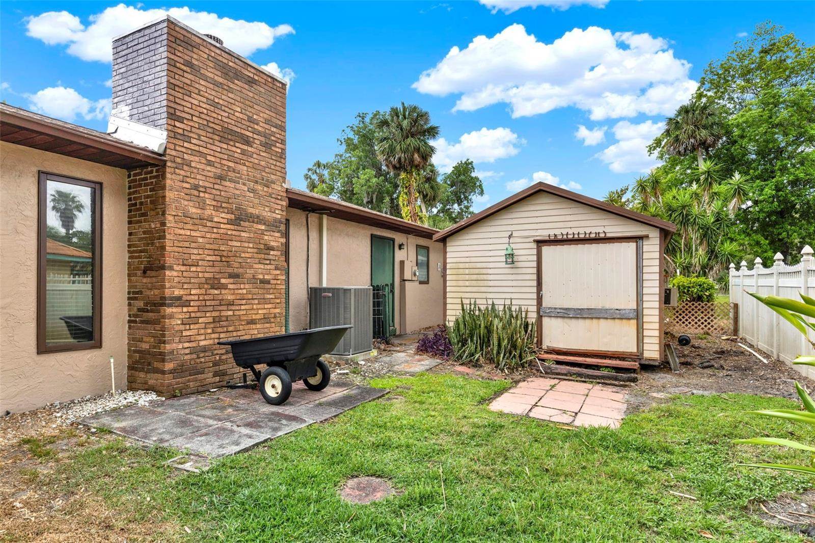 28136 Tammi Drive, Tavares, FL 32778