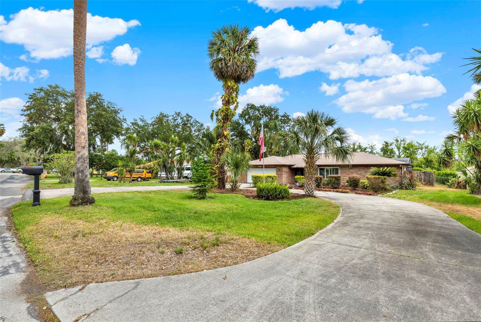 28136 Tammi Drive, Tavares, FL 32778