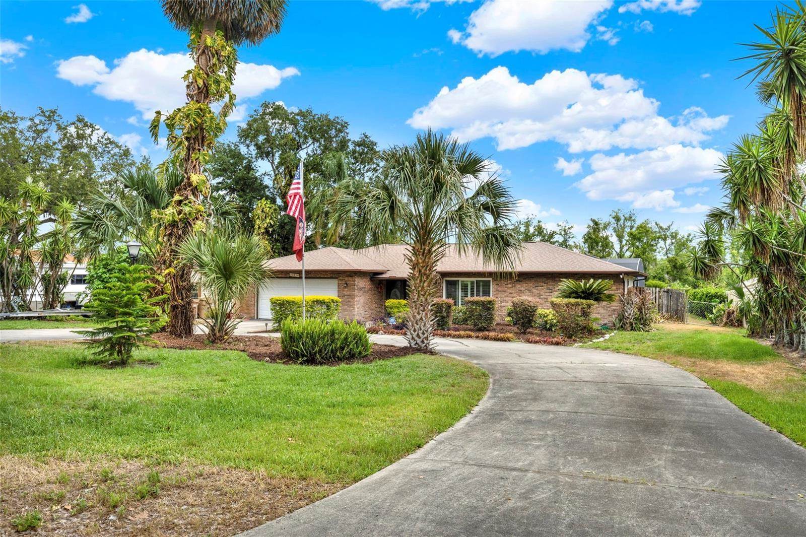 28136 Tammi Drive, Tavares, FL 32778