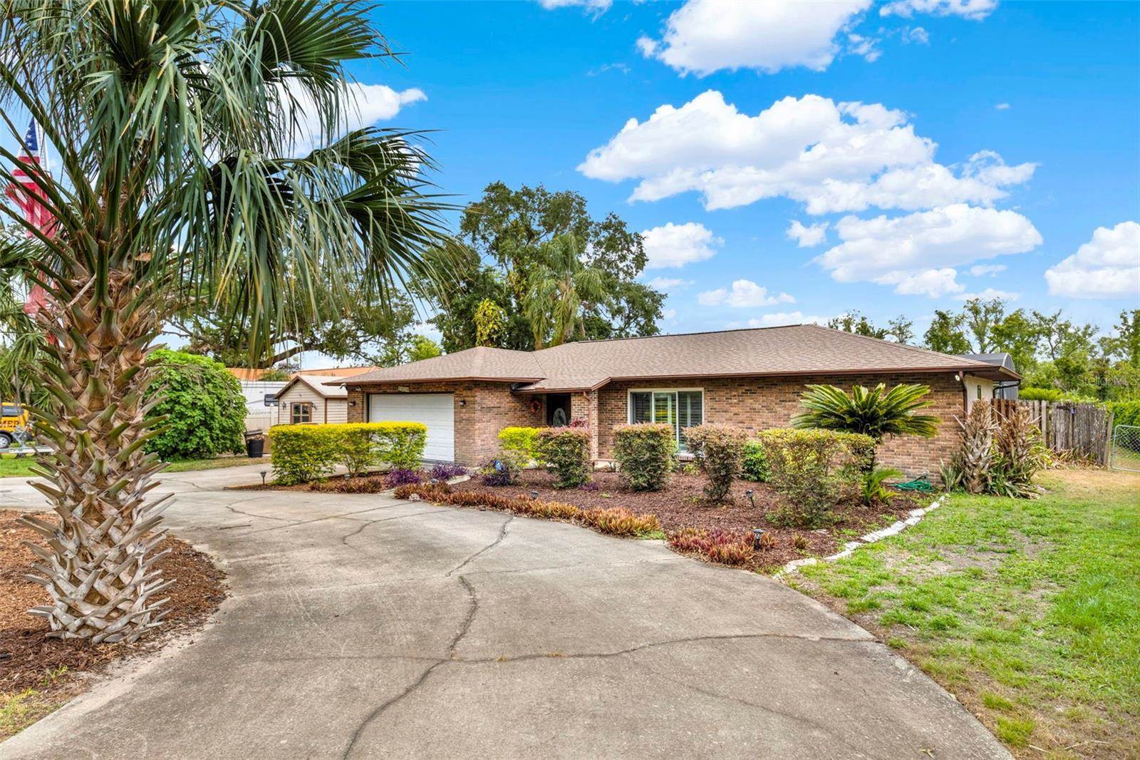 28136 Tammi Drive, Tavares, FL 32778