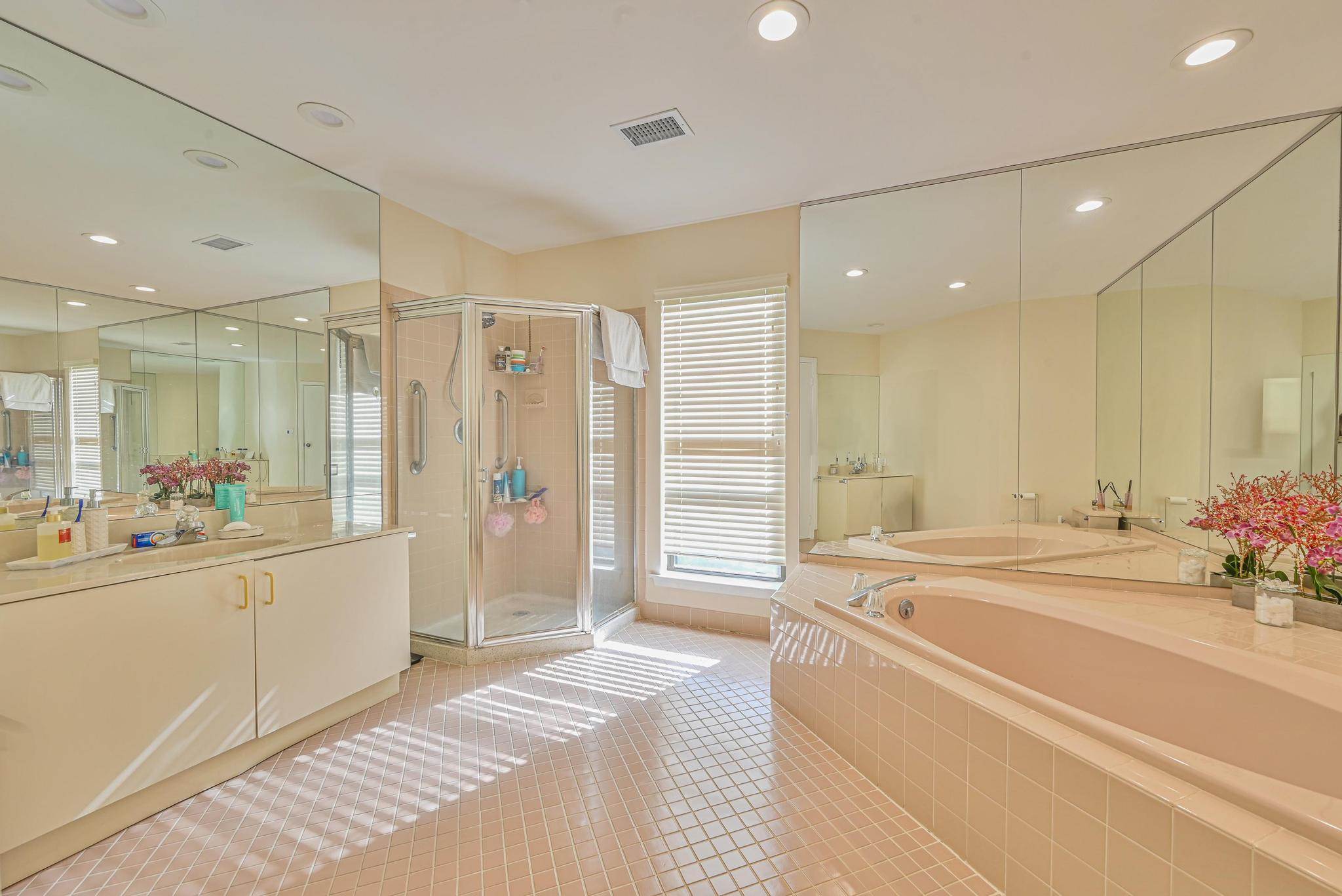 16 Wimbledon Drive, Roslyn, NY 11576