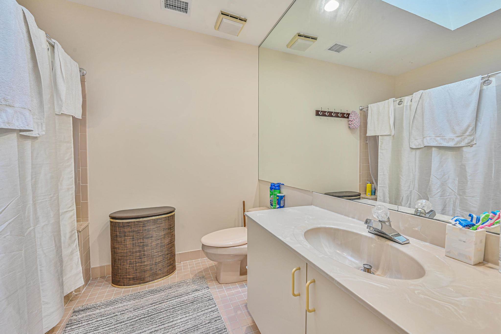 16 Wimbledon Drive, Roslyn, NY 11576