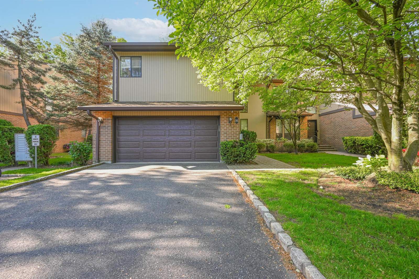 16 Wimbledon Drive, Roslyn, NY 11576