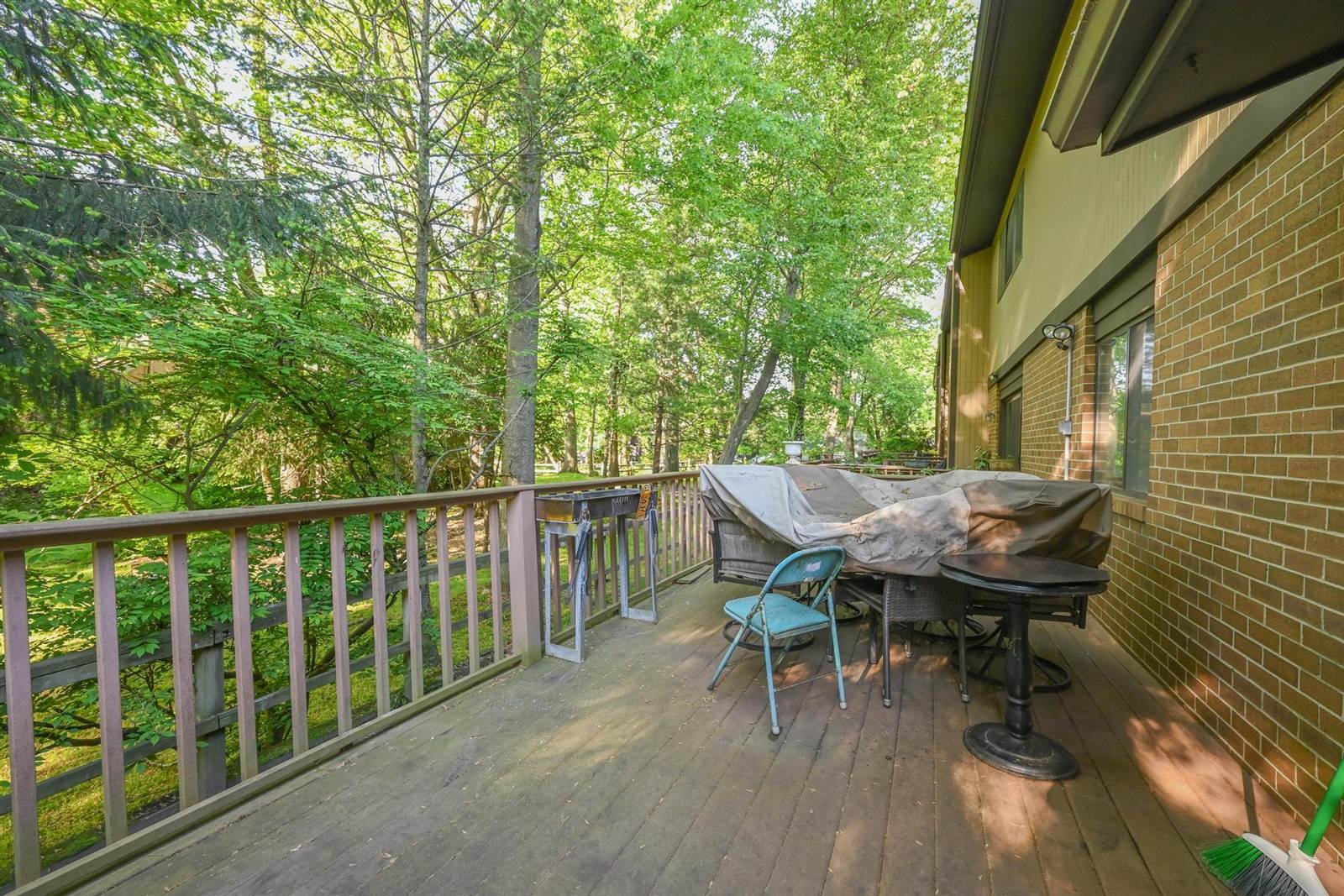 16 Wimbledon Drive, Roslyn, NY 11576