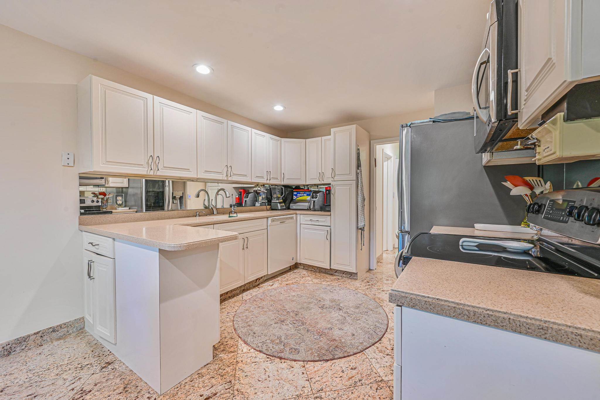 16 Wimbledon Drive, Roslyn, NY 11576