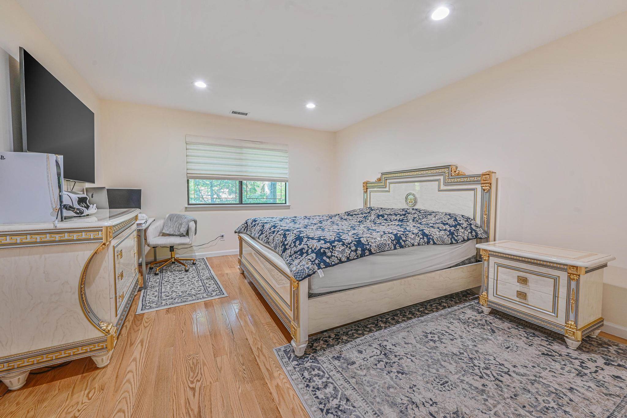 16 Wimbledon Drive, Roslyn, NY 11576