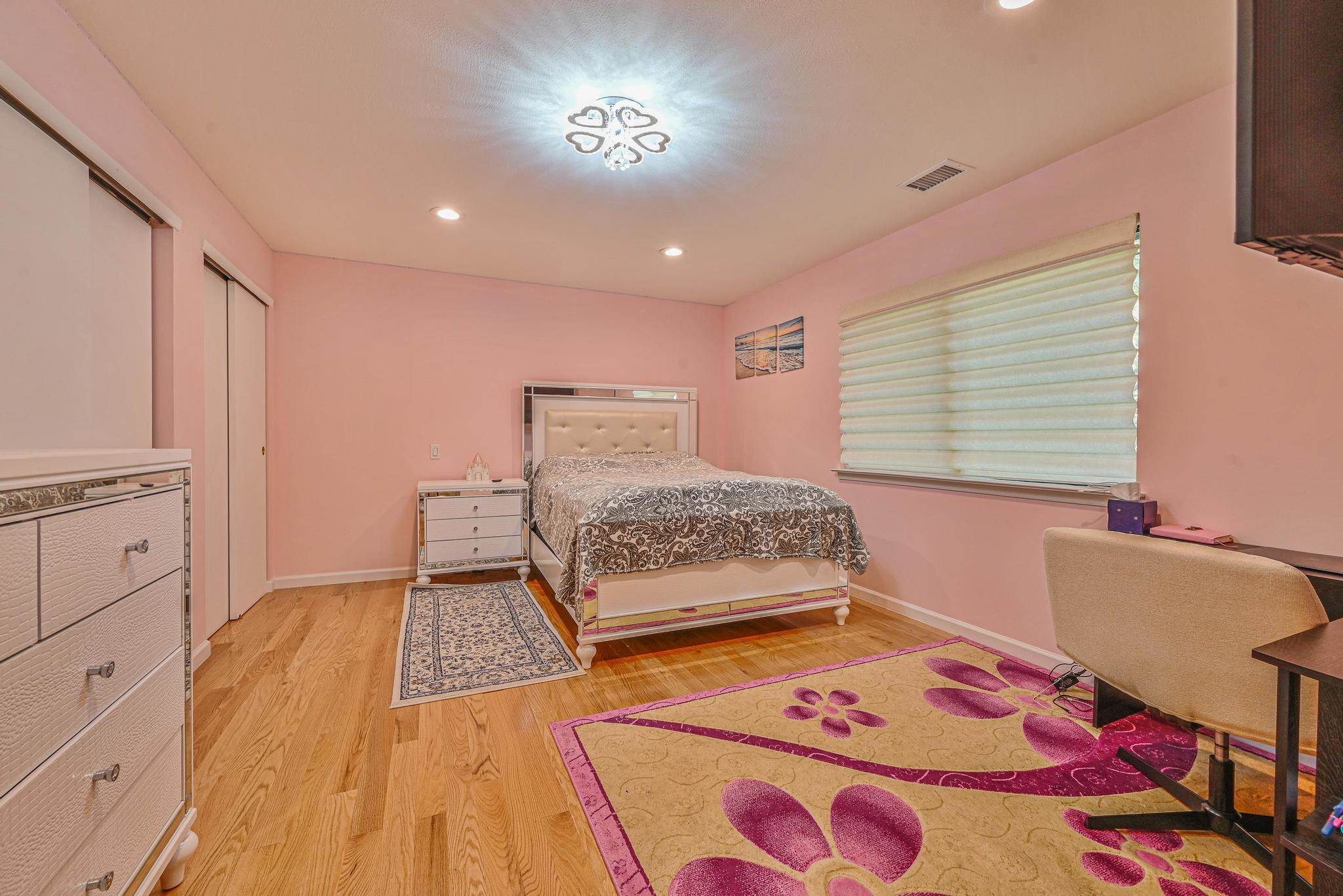 16 Wimbledon Drive, Roslyn, NY 11576