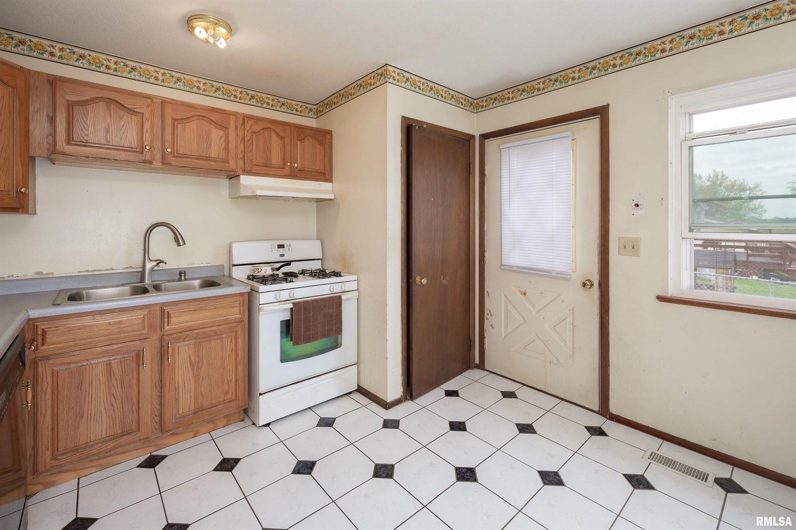 676 West 57TH Street, Davenport, IA 52806