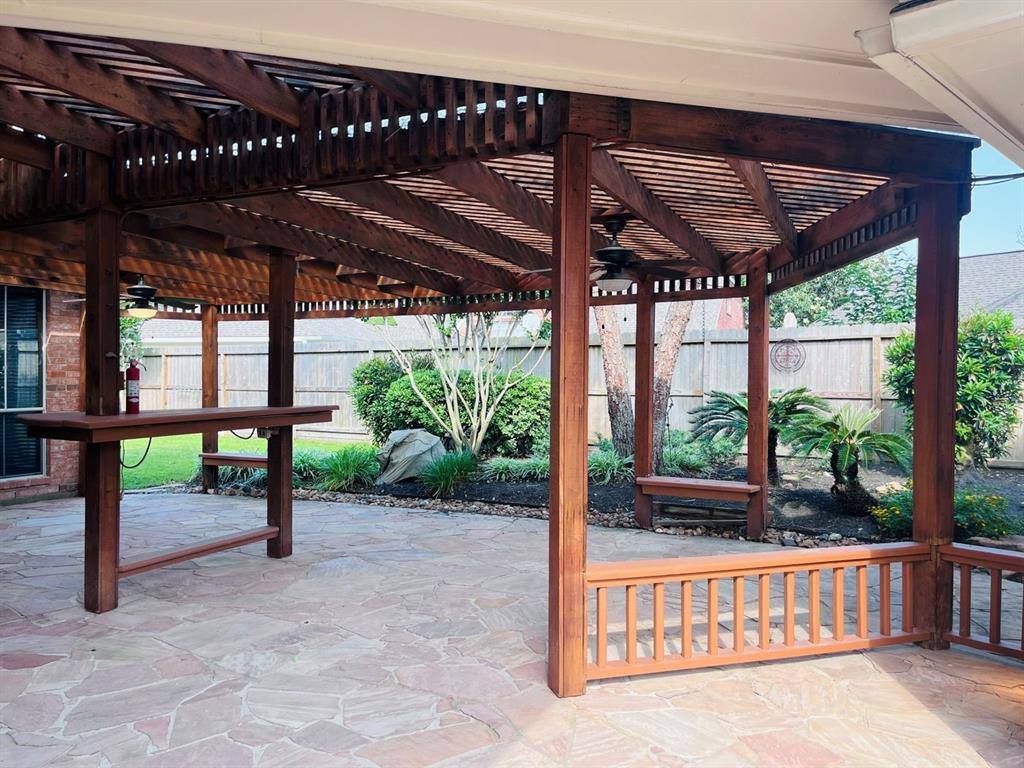 8318 Castle Pond Court, Houston, TX 77095