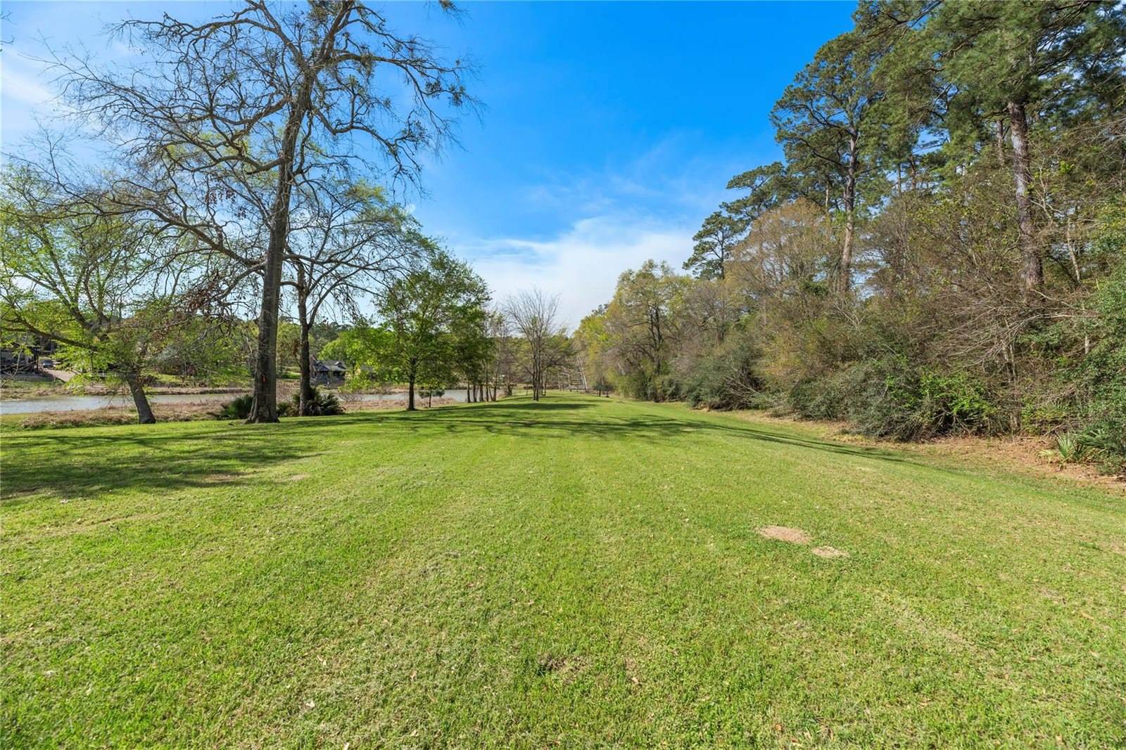 2 Wildwood Lake Drive, Huntsville, TX 77340