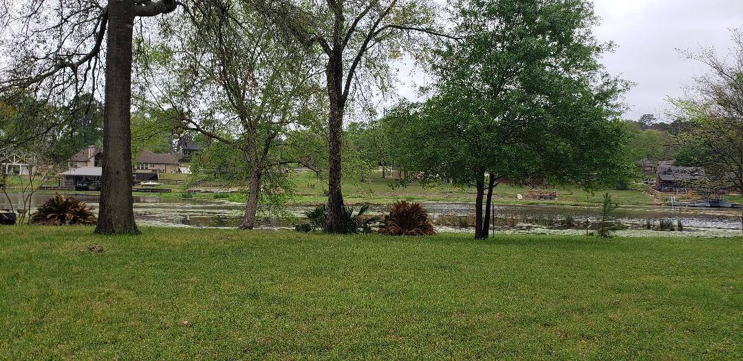 2 Wildwood Lake Drive, Huntsville, TX 77340