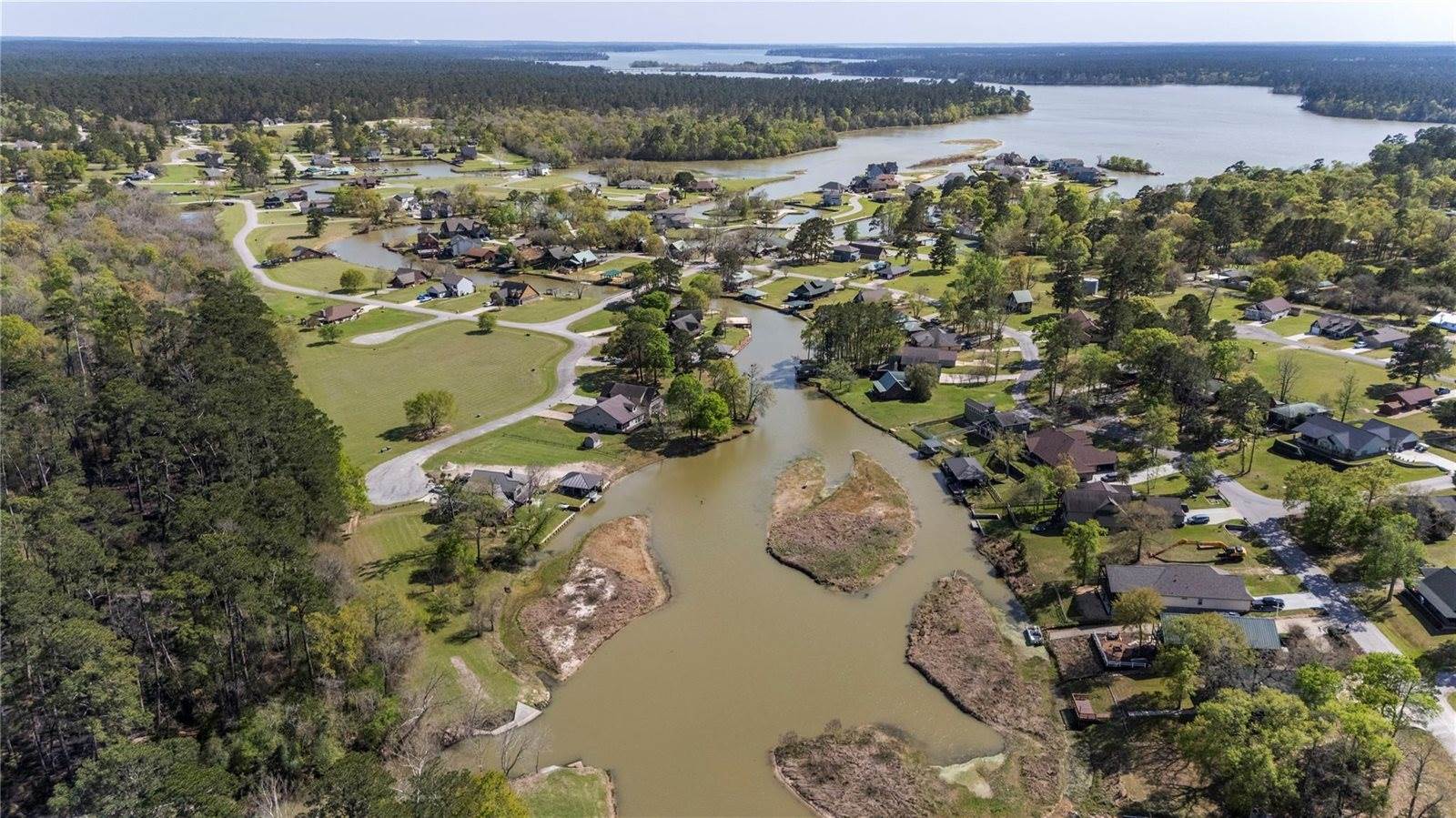 2 Wildwood Lake Drive, Huntsville, TX 77340