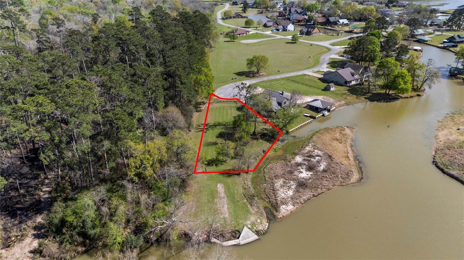 2 Wildwood Lake Drive, Huntsville, TX 77340