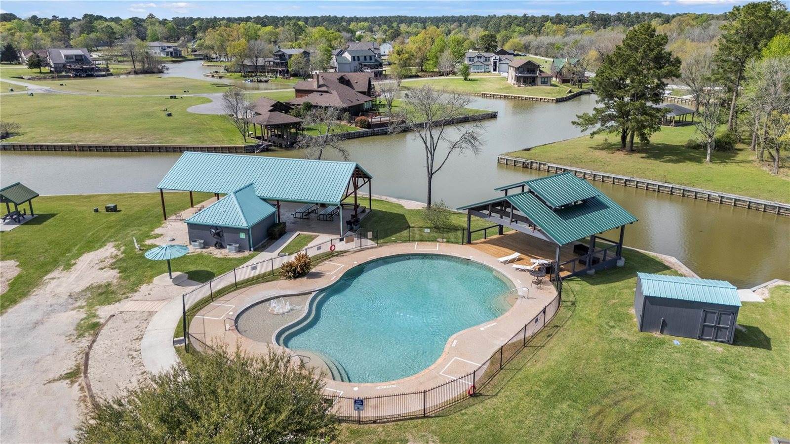 2 Wildwood Lake Drive, Huntsville, TX 77340