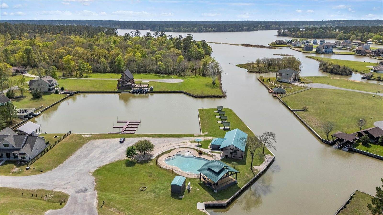 2 Wildwood Lake Drive, Huntsville, TX 77340