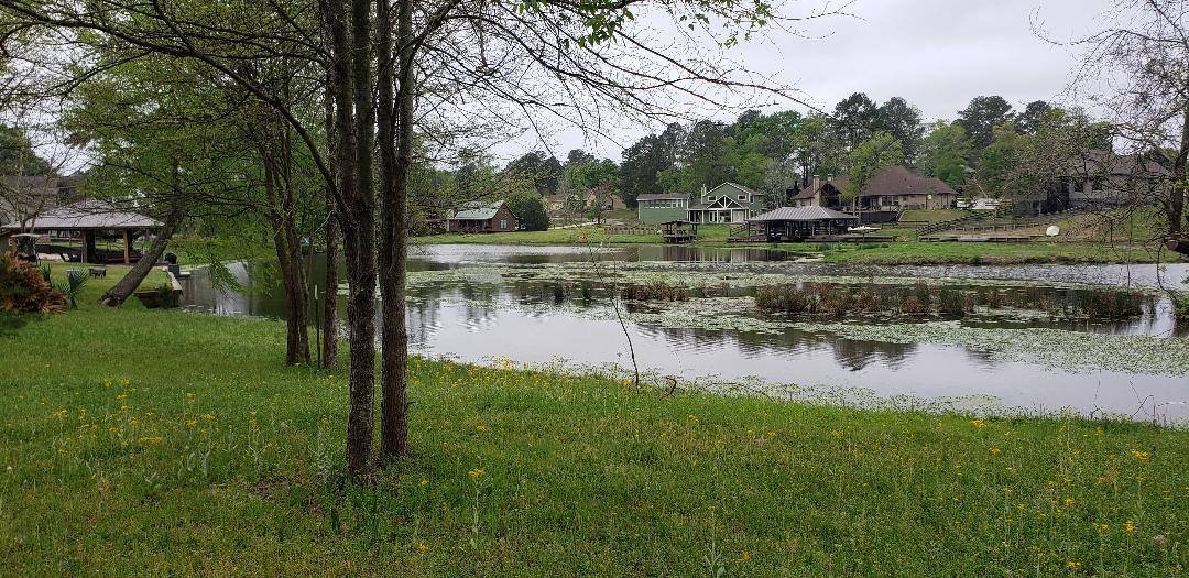 2 Wildwood Lake Drive, Huntsville, TX 77340