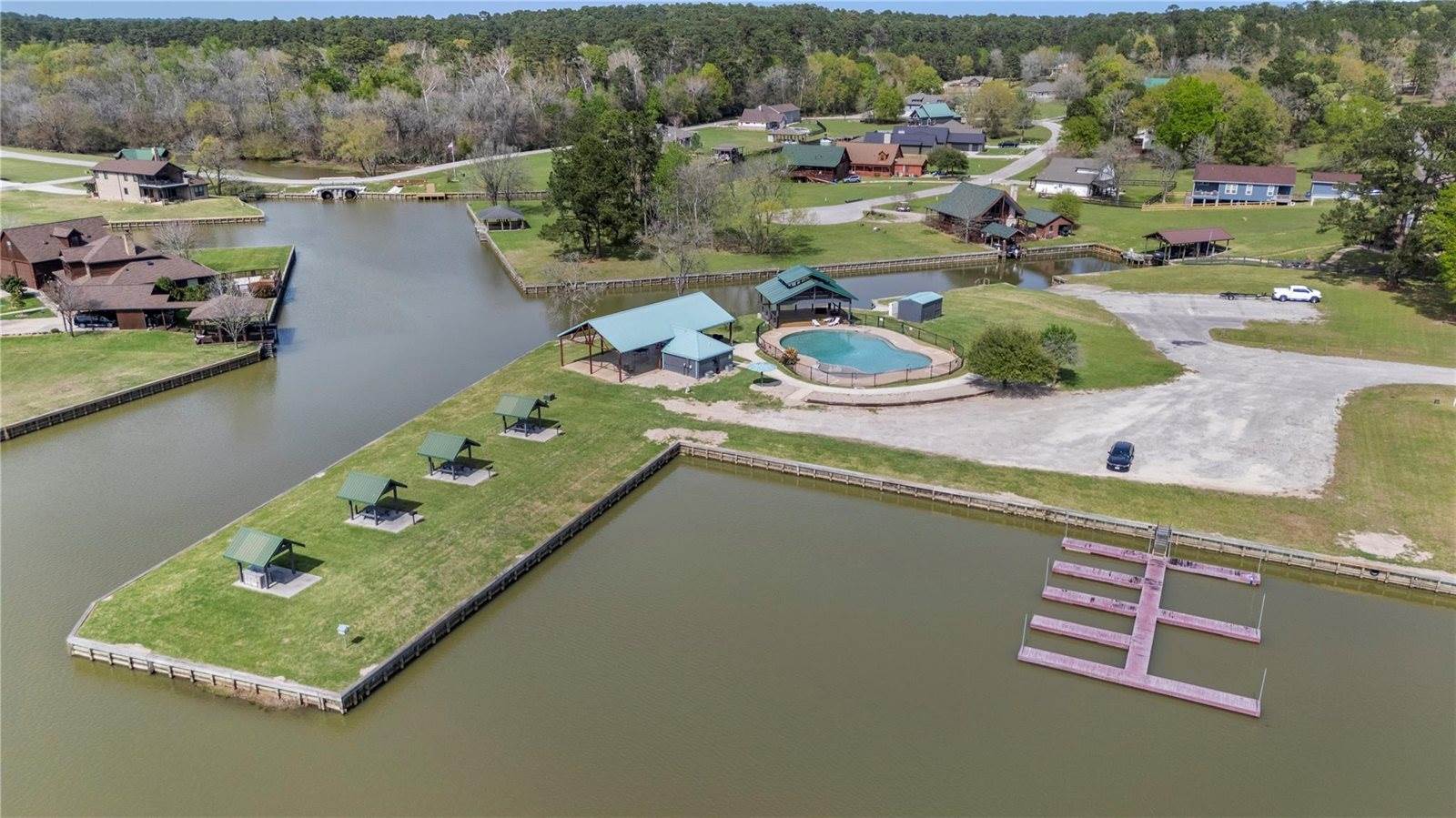 2 Wildwood Lake Drive, Huntsville, TX 77340