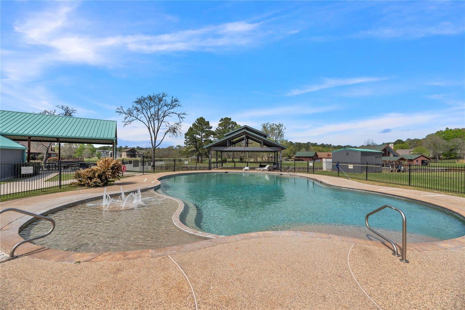 2 Wildwood Lake Drive, Huntsville, TX 77340