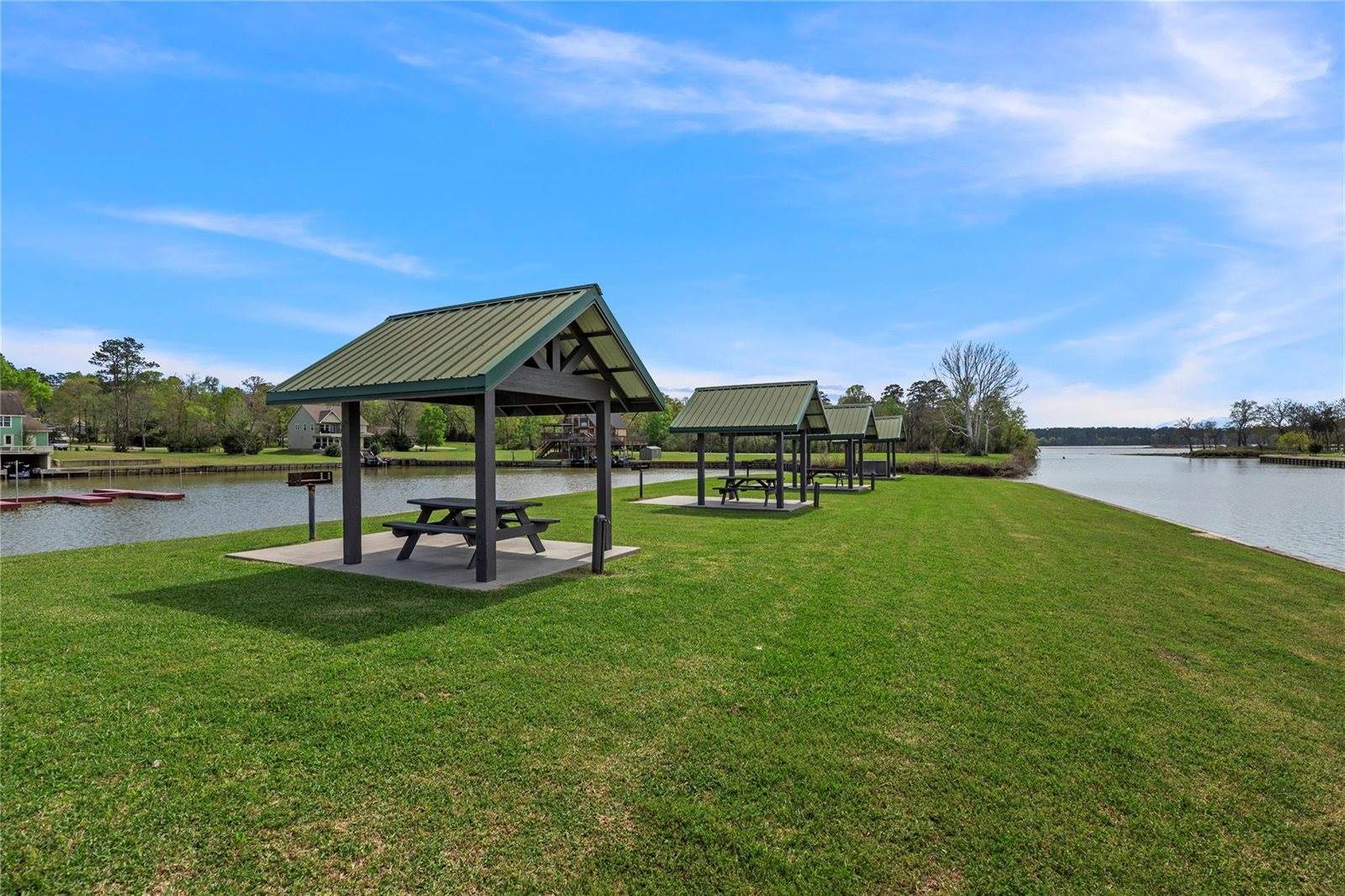 2 Wildwood Lake Drive, Huntsville, TX 77340