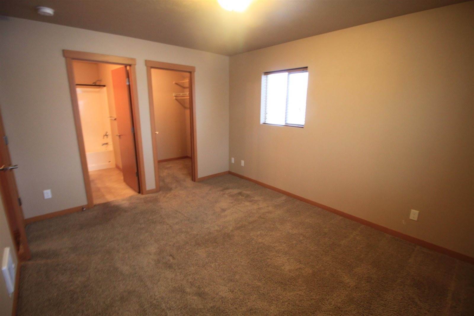 1624 20th Ave NW, Minot, ND 58703