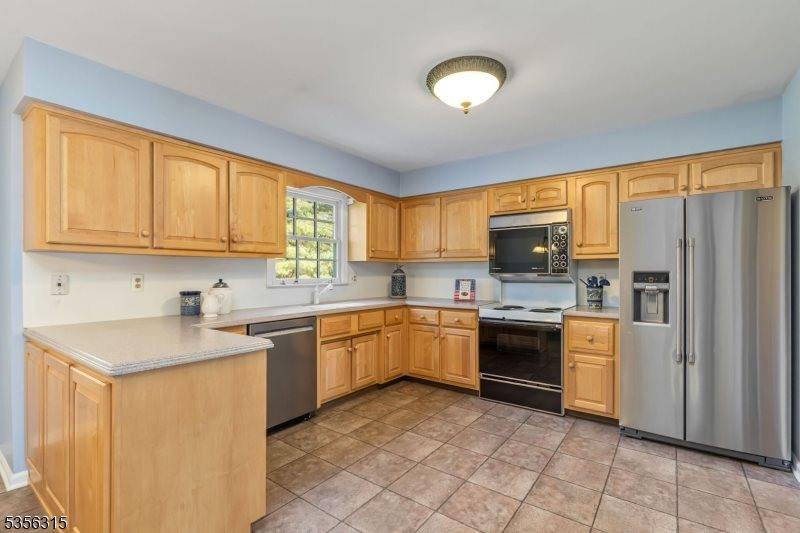 47 Fenview Rd, Long Hill Township, NJ 07933