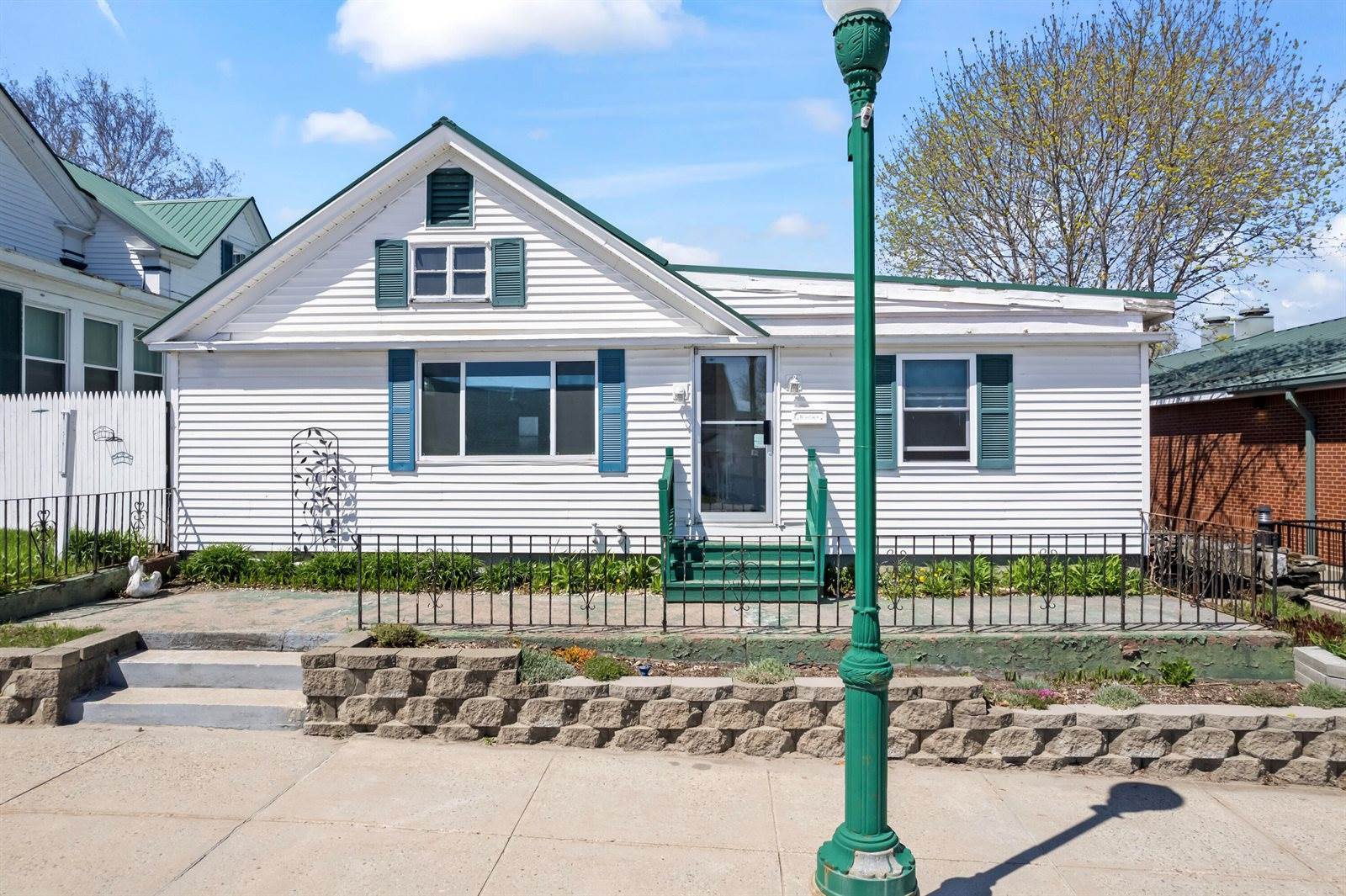 98 & 100 Main Street, Winthrop, ME 04364