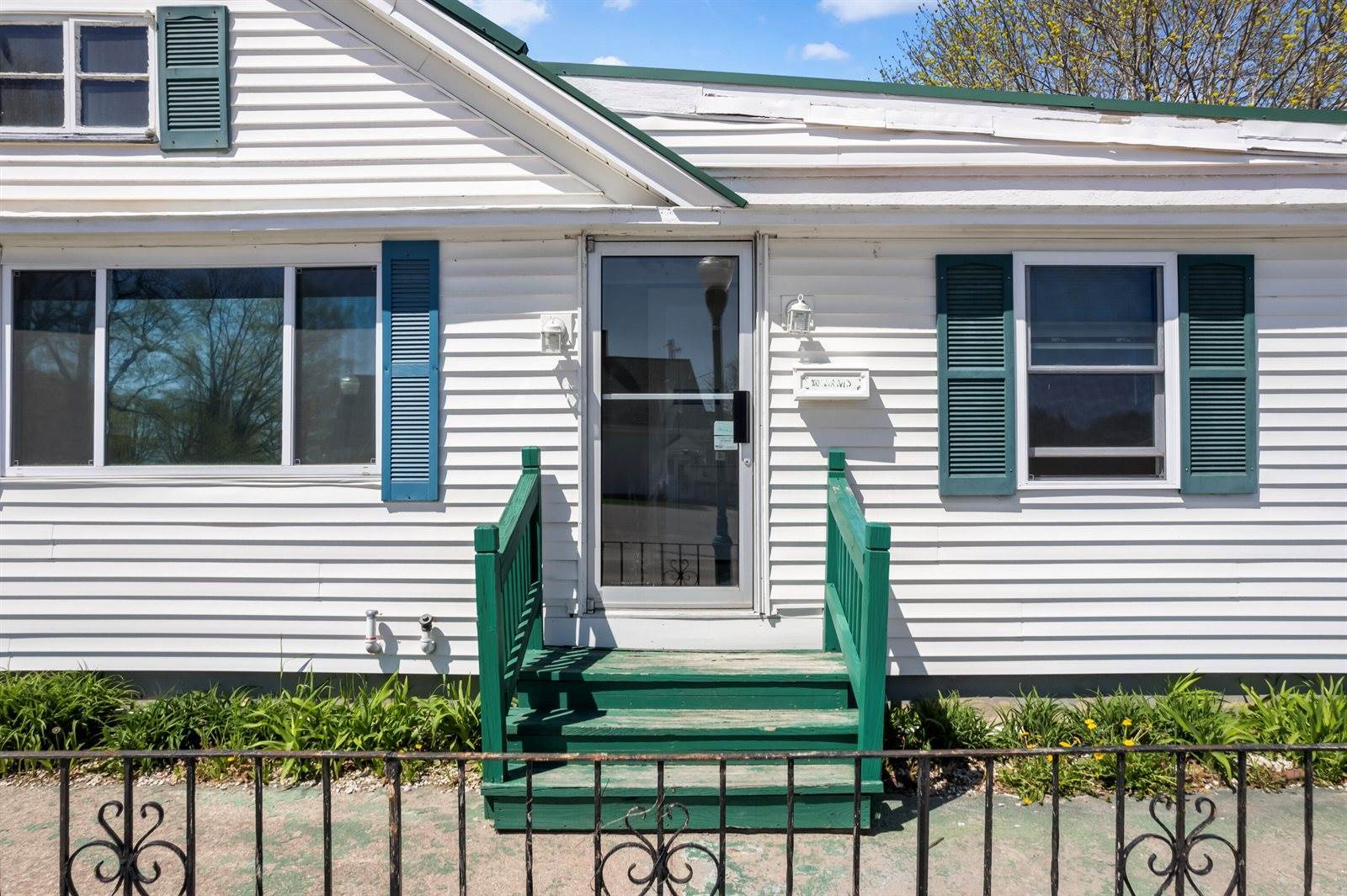 98 & 100 Main Street, Winthrop, ME 04364